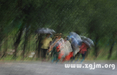 梦见淋大雨是什么意思_周公解梦梦见下大雨把屋淋垮_解梦周公梦见死人复活